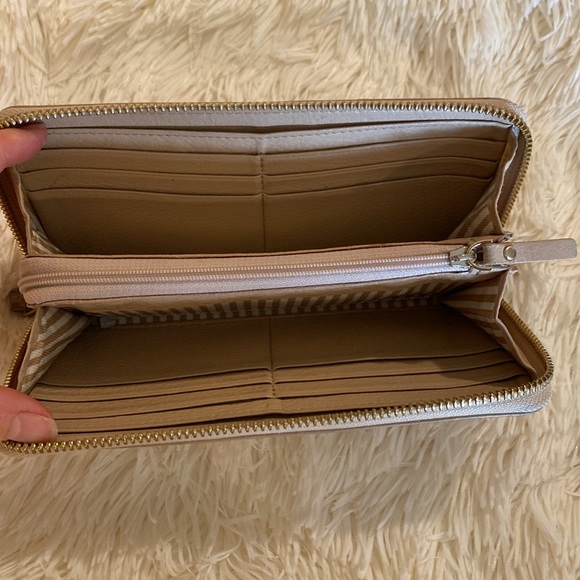 Kate Spade ♠️ tan, full zip wallet with a TON of card slots and inner zip area - Picture 6 of 13